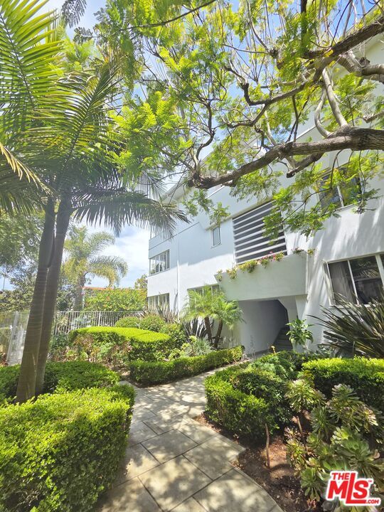 Building Photo - 142 San Vicente Blvd