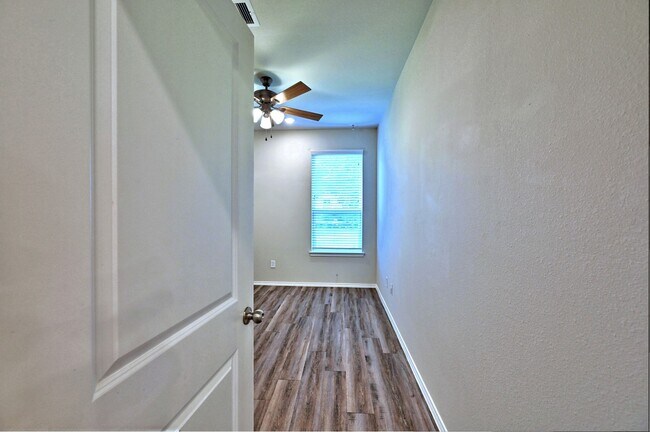 Building Photo - 11550 Persimmon St