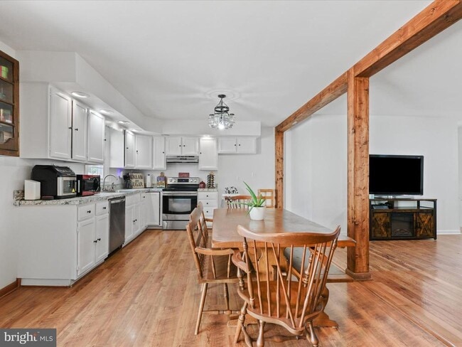 Building Photo - 8 English Oak Cir