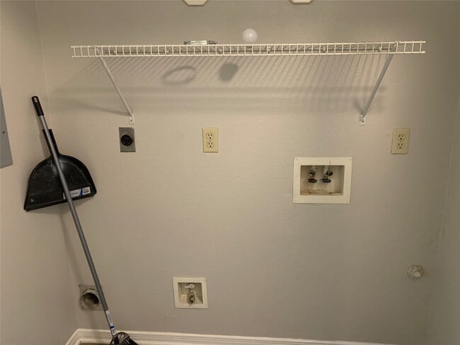 Building Photo - 585 Warsaw Dr