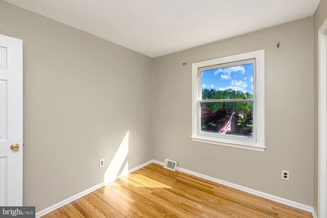 Building Photo - 60 Paul Cir