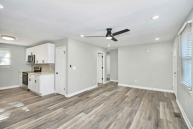 Building Photo - 2921 Ravencroft Dr