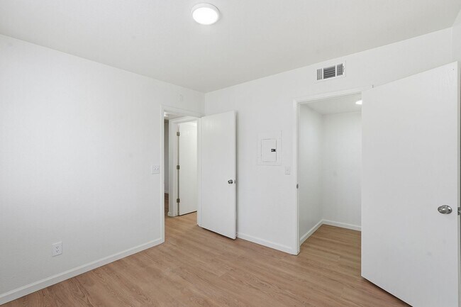 Building Photo - 317 N Vine Ave