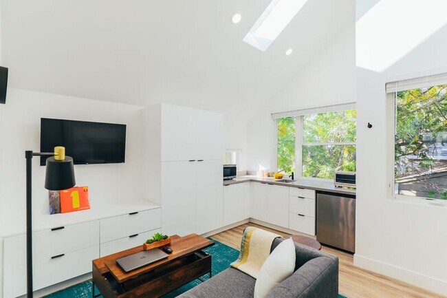 Building Photo - 1058 18th St