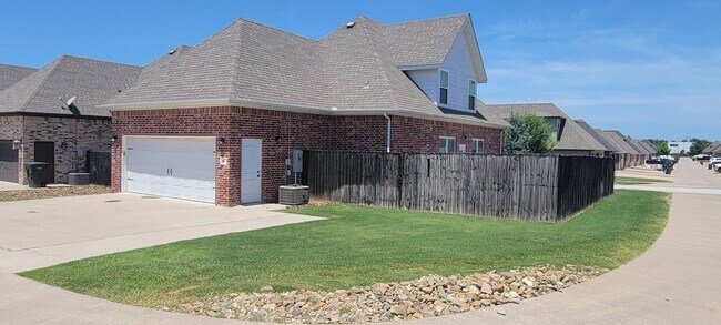 Building Photo - 3 bedroom 2.5 bath / Community pool / 2 ca...