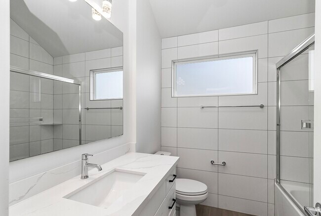 Building Photo - 1040 S Donovan St