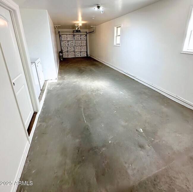Building Photo - 1345 S Owl Dr
