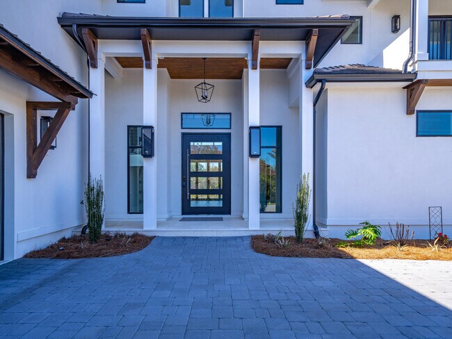 Building Photo - 330 Kelly Plantation Dr