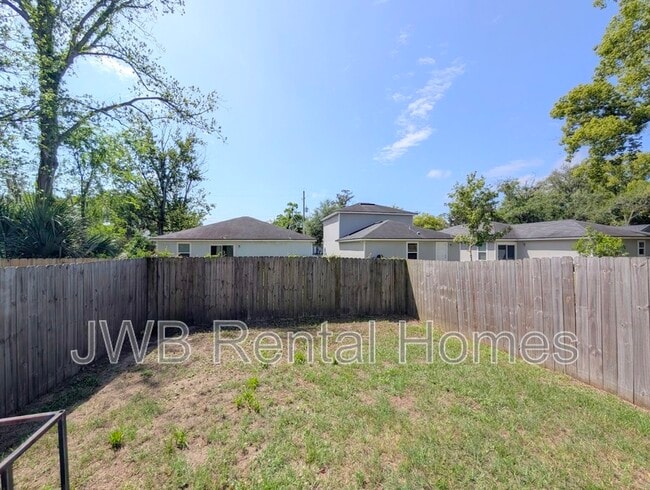 Building Photo - 9020 Eaton Ave