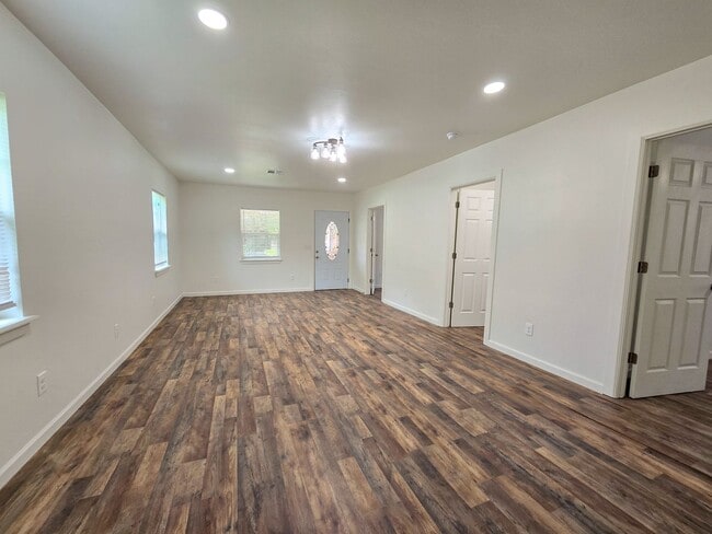 Building Photo - 3 Bedroom, 1 Bath Home in Shawnee!