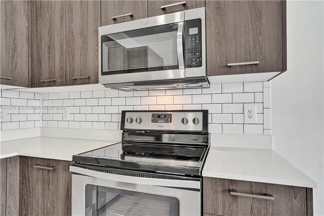 Building Photo - 400 NE 35th Ct