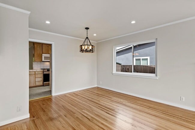 Building Photo - 526 Redwood Ave