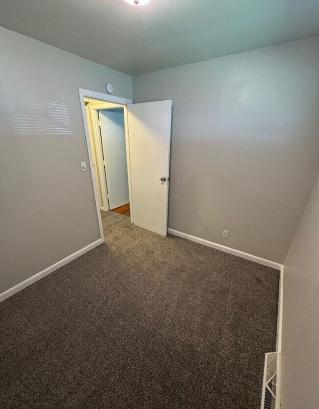 Building Photo - Coming Soon: Cozy 3-Bedroom Home with Scre...