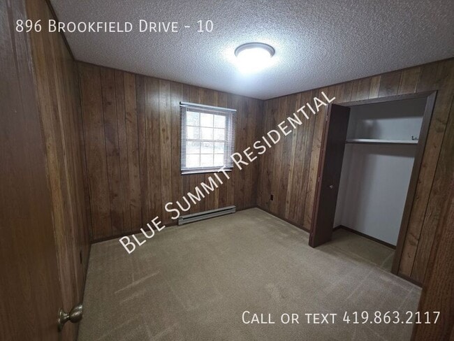 Building Photo - 896 Brookfield Dr