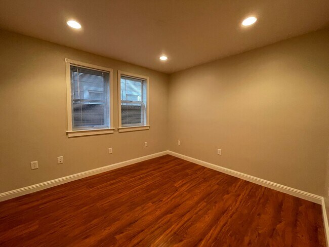 Building Photo - Spacious 2 Bedroom, 2 Bath, 2 Car Garage with Washer Dryer!