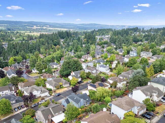 Building Photo - 4+ Bedroom Tigard Home With a Beautiful Vi...