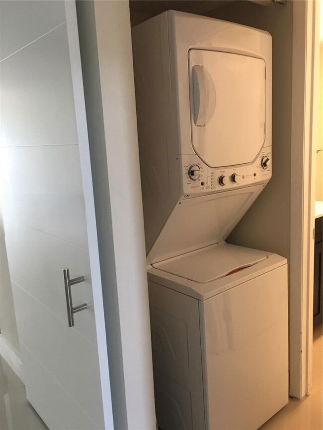 Building Photo - 10951 N Lakeview Dr