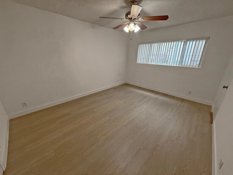 Building Photo - 833 S Plymouth Blvd