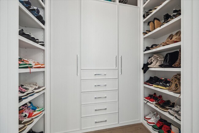 Building Photo - 5820 Winsome Ln