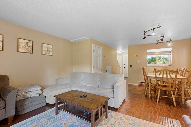 Building Photo - 1414 NE 151st St