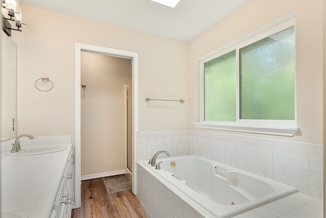 Building Photo - 4212 Kingsway