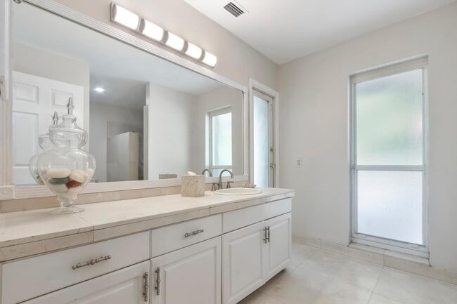 Building Photo - 691 Foresteria Ave