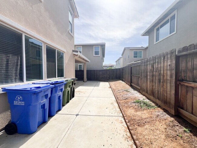 Building Photo - Spacious 4 Bd 3 Bath Home in Elk Grove