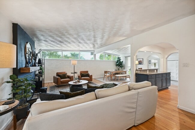 Building Photo - 5944 S Milwaukee Way