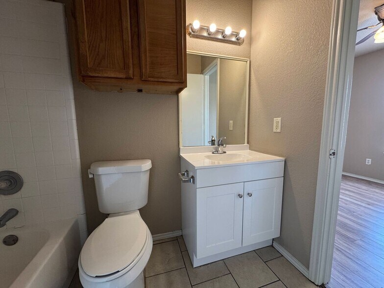 Building Photo - 5702 Greengate Dr