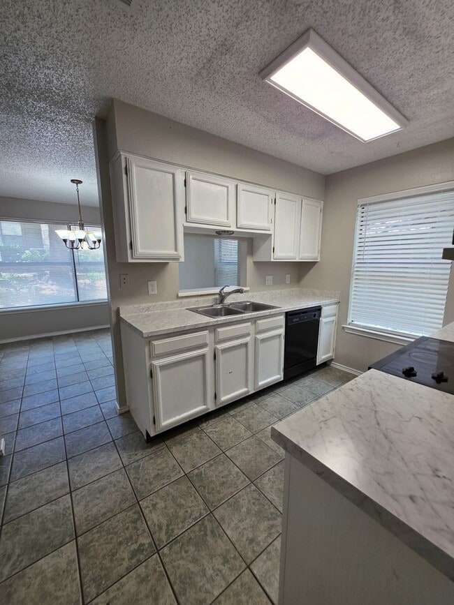 Building Photo - Hidden Creek Townhouse