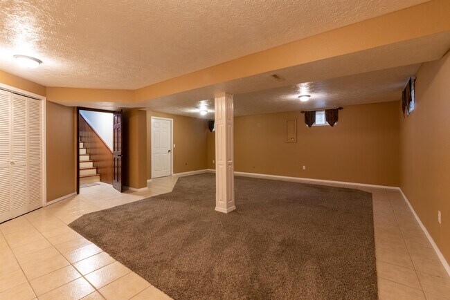 Building Photo - 2916 S Rochelle Ave