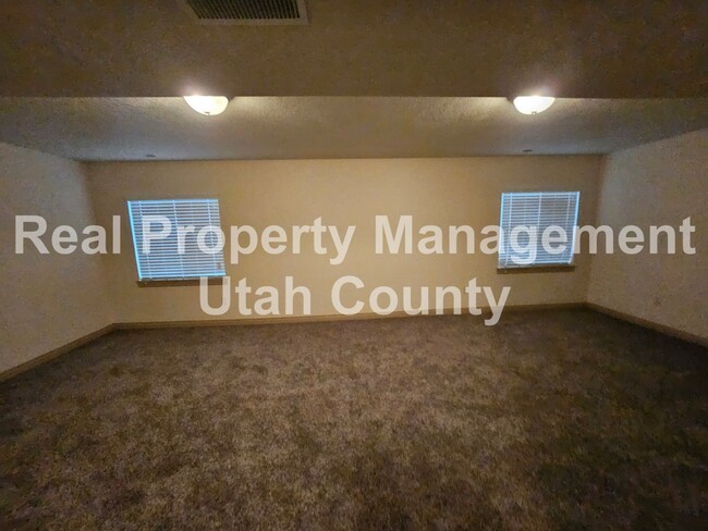 Building Photo - Orem Townhome Central to City Center