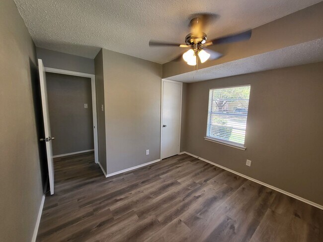 Building Photo - 2110 Redbud Ln