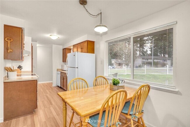 Building Photo - CLICK "REQUEST A TOUR" NOW!