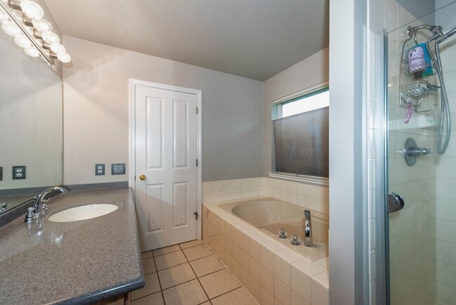 Building Photo - 12105 Woodchase Cir