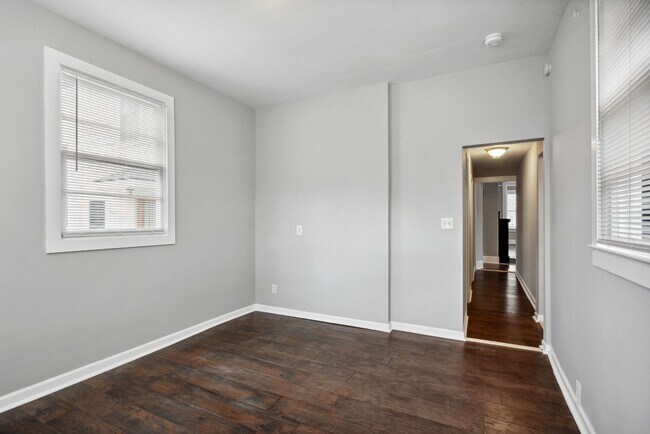 Building Photo - 1211