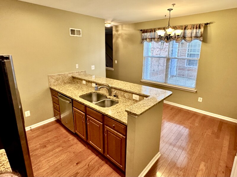 Building Photo - 43825 Hickory Corner Terrace