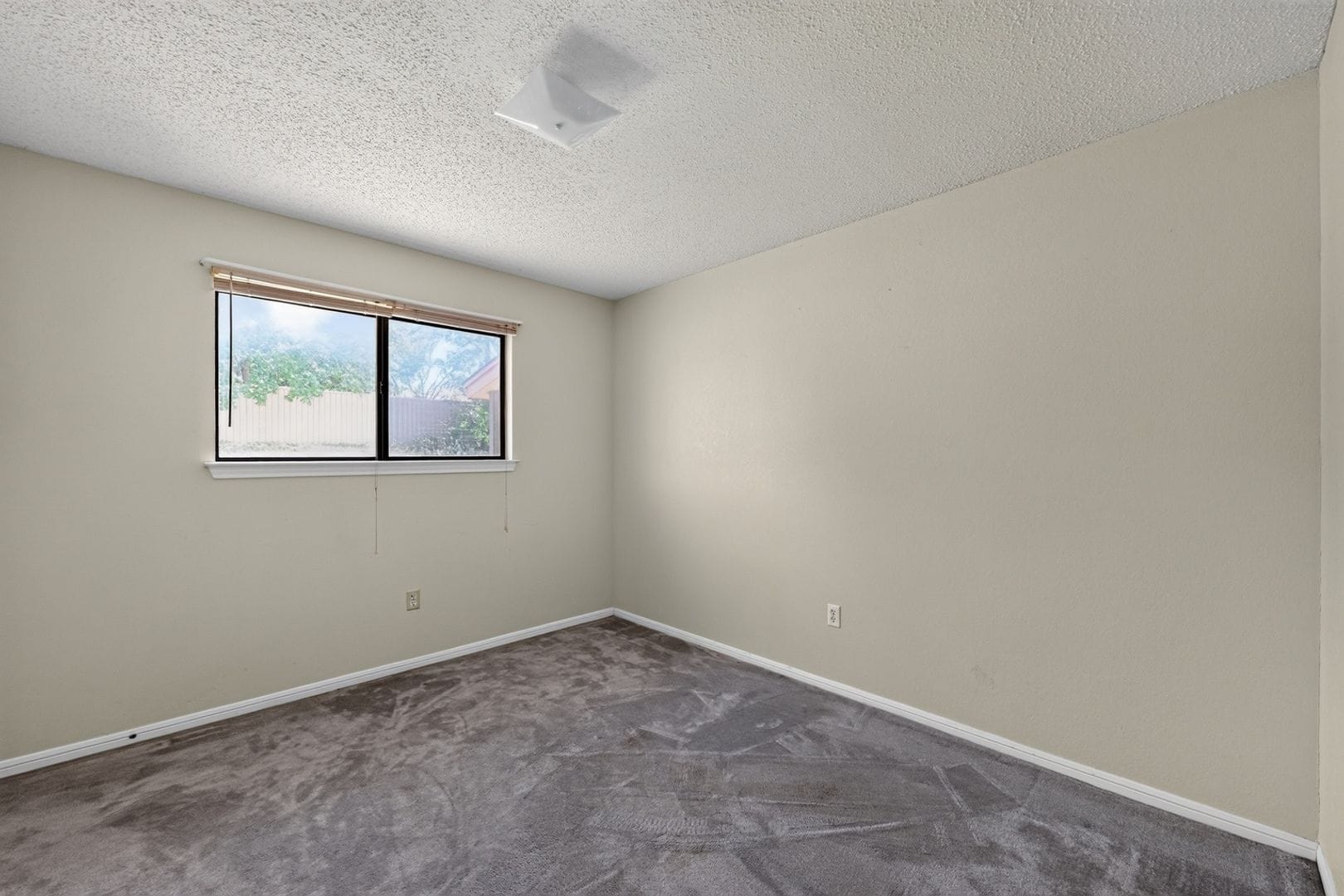 Building Photo - 105 Lariat Cir
