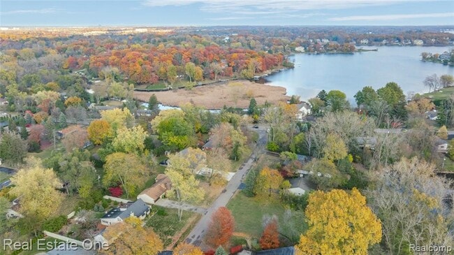 Building Photo - 2360 Pine View Dr