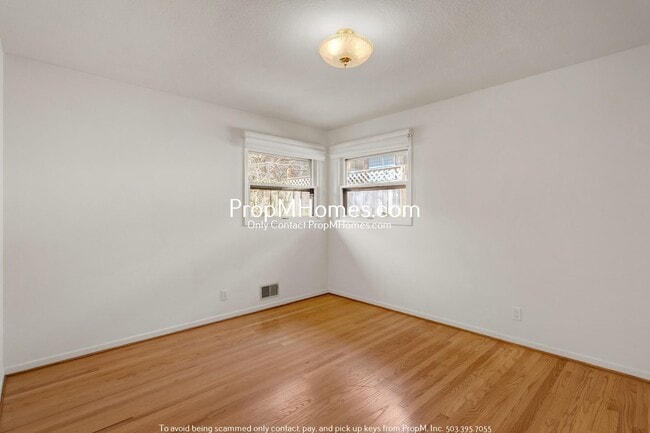 Building Photo - Quintessential Two Bedroom home in SW - Beautiful Backyard!