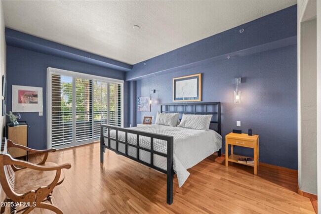 Building Photo - 17 W Vernon Ave