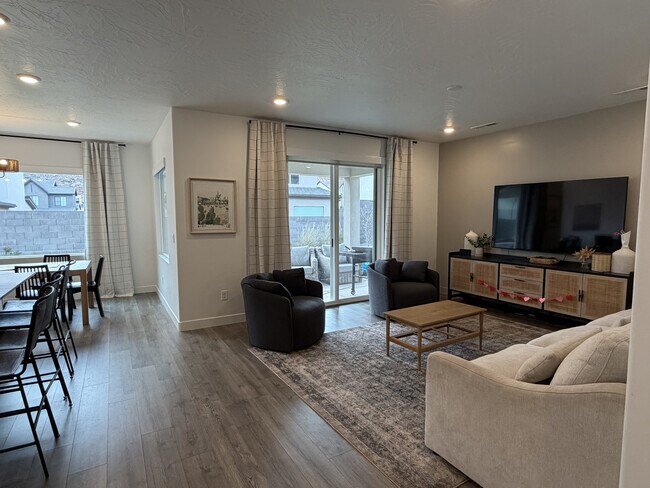 Building Photo - 1583 E Star Spgs Dr