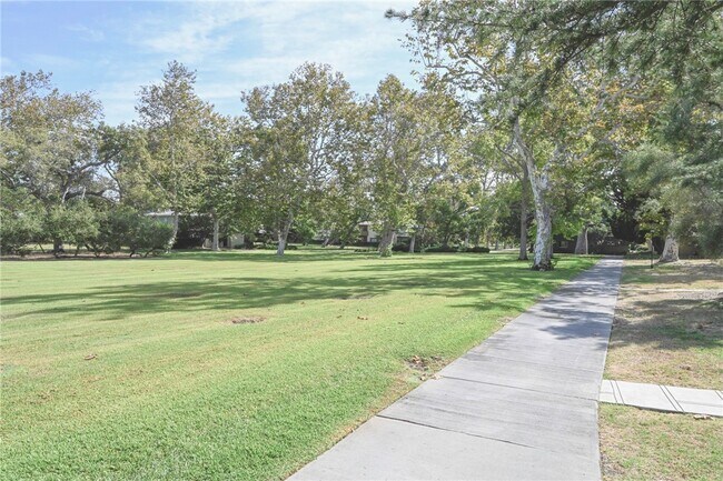 Building Photo - 5326 Village Green