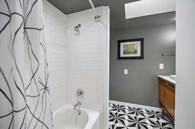 Building Photo - 9769 Oak Point Dr