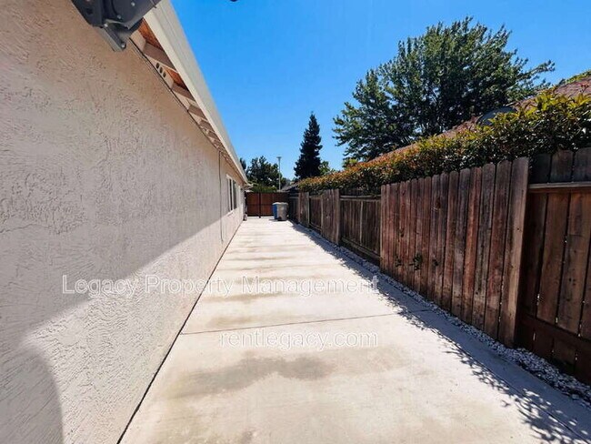 Building Photo - 3047 Mill Oak Way