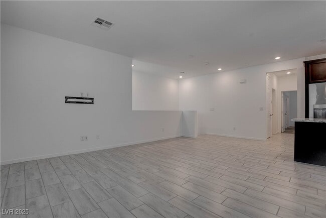 Building Photo - 5730 Sky Pointe Dr