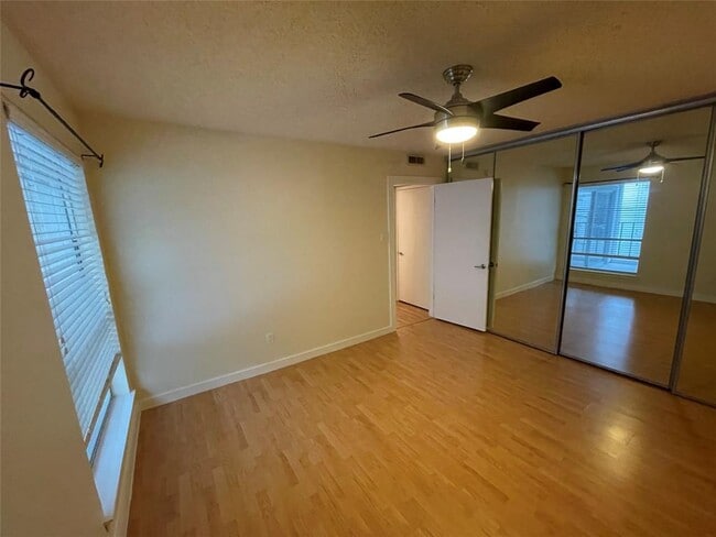 Building Photo - 6910 Hart Ln