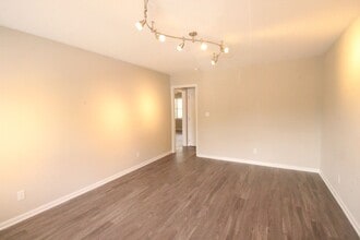 Building Photo - Adorable 2 Bedroom, 1 Bath in West Raleigh near Cary Crossroads - Pet Friendly!