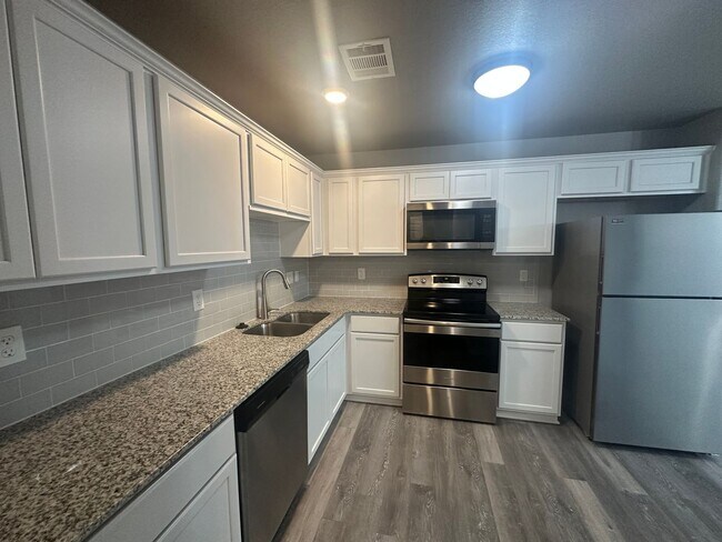 Building Photo - 3Bed/2Bath