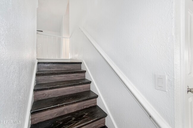 Building Photo - 908 Los Pinos Way